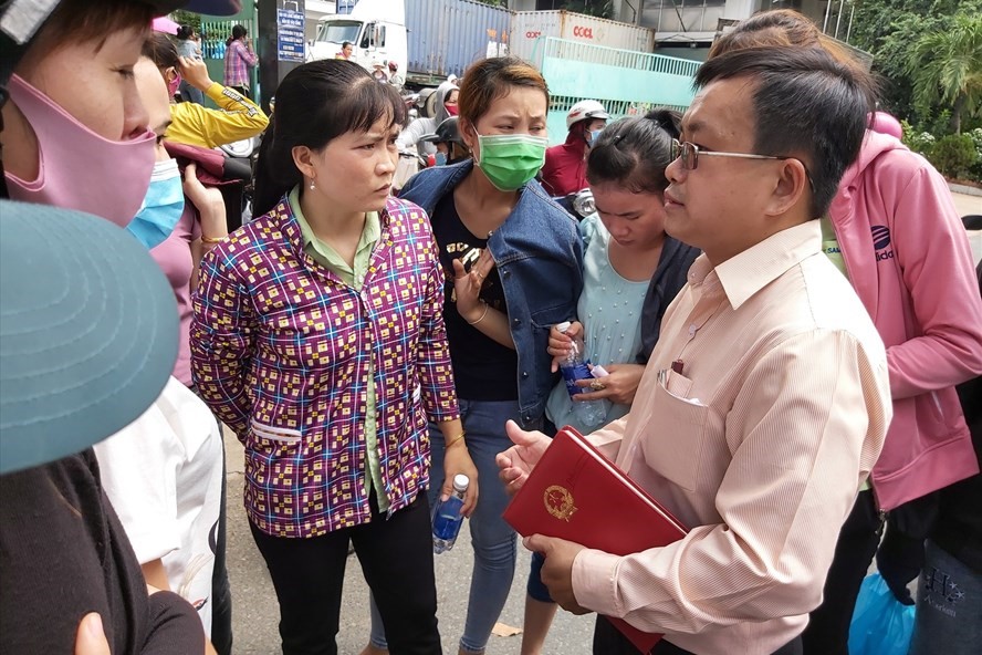 Ảnh minh họa: người lao động tự ý nghỉ việc có được trả sổ BHXH không? ; tên tệp của nó là NLD.jpg